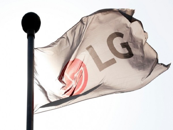 Flag hanging at LG Twin Tower in Yeouido, Seoul. (Photo: NEWSIS)