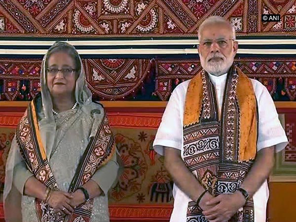 PM Narendra Modi (Right) and  Bangladesh counterpart Sheikh Hasina (Left) (File Photo)