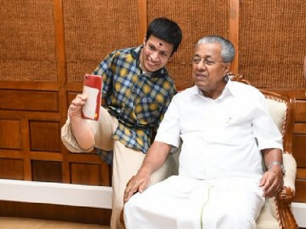 Kerala Chief Minister Pinarayi Vijayan with Pranav, a differently-abled painter in Thiruvananthapuram on Tuesday. Photo/ANI