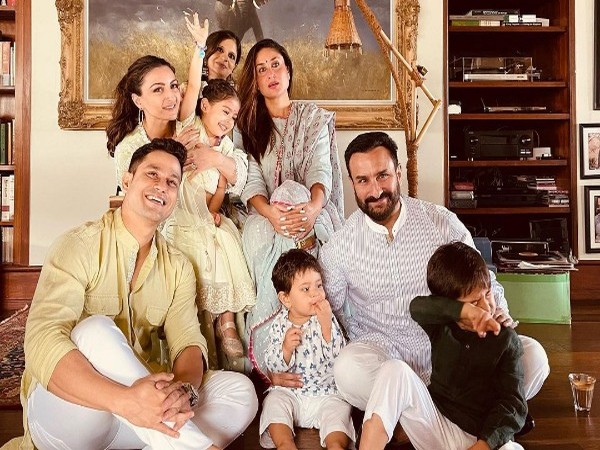 Kareena and family (Image source: Instagram)