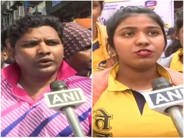 'Dahi Handi' participants