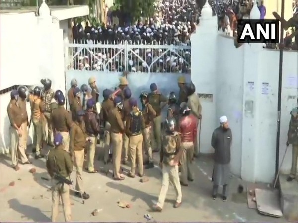 Police closed the gate of Nadwa college in Lucknow to contain protesters 