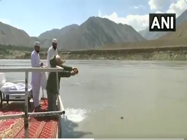 PM Narendra Modi performed Sindhu Darshan puja on his arrival at Nimu the forward brigade place in Ladakh on Friday. [Photo/ANI]