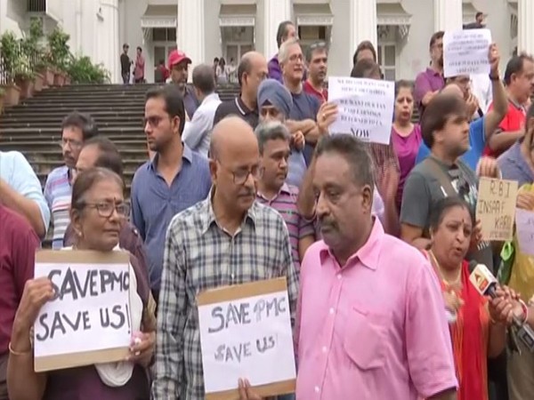 PMC bank depositors stage protest in Mumbai against RBI [Photo/ANI]