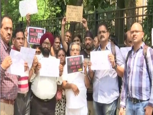 PMC bank account holders protest outside Mumbai's Esplanade Court on Wednesday. Photo/ANI