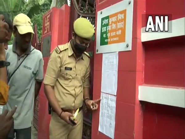 Uttar Pradesh Police pastes another notice outside the residence of MoS Teni Lakhimpur. (Photo/ ANI)