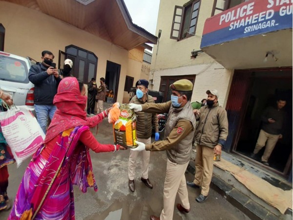 J&K Police distributing face masks, food, santisers to needy