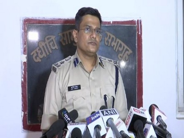 Senior Superintendent of Police (SSP) Raipur, Arif Shaikh addressing the media after arresting the gang on Wednesday. Photo/ANI