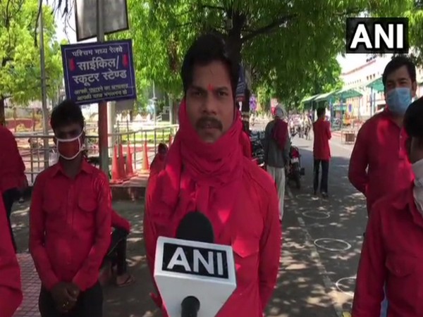 One of the porters at Jabalpur Railway Station speaking to ANI. Photo/ANI