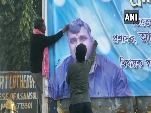 TMC workers tear posters of Jitendra Tiwari in Asansol on Friday. (Photo/ANI)