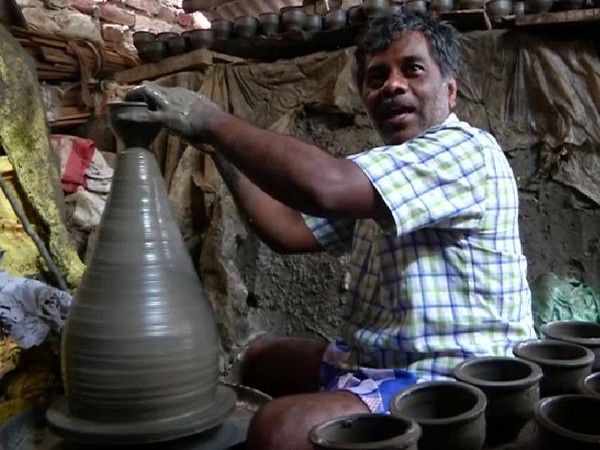 Umesh, a potter from Kumbaragundi making pots for Diwali. Photo/ANI