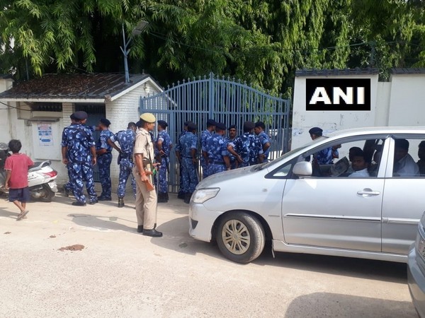  Police and Rapid Action Force personnel outside the residence of former Samajwadi Party MP Atiq Ahmed.