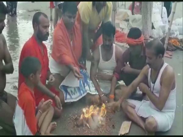 Fans performing 'havan' and prayers at Sangam, ahead of India New Zealand semi-final clash. Photo/ANI