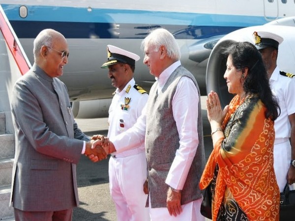 President Ram Nath Kovind meeting Kerala Governor Arif Mohammed Khan in Kochi on Monday. (Photo courtesy: Kerala Governor Twitter)