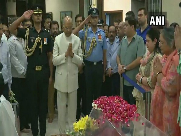 President Ram Nath Kovind paying tribute to mortal remains of Arun Jaitley at his residence in New Delhi.