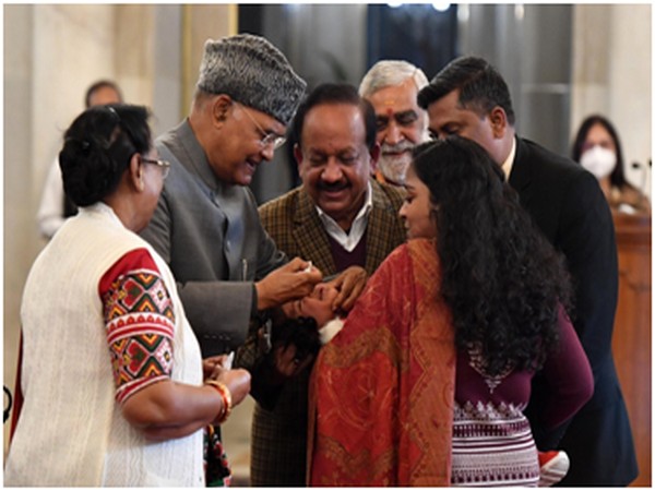 President Kovind administering Polio drops to children at Rashtrapati Bhavan.