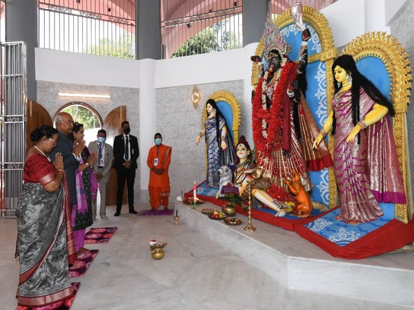 President Ram Nath Kovind inaugurates Sree Sree Ramna Kali Mandir in Dhaka. (Image credit: Twitter/ President Kovind)