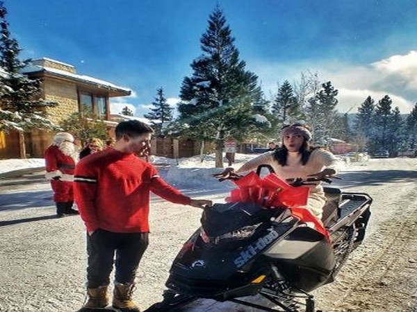 Actor Priyanka Chopra with husband Nick Jonas (Image Source: Instagram)