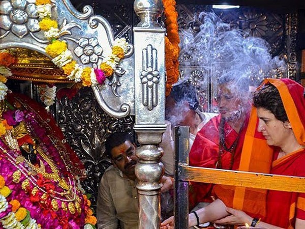 Congress General Secretary Priyanka Gandhi Vadra worshiping Goddess Durga (Photo/Twitter)