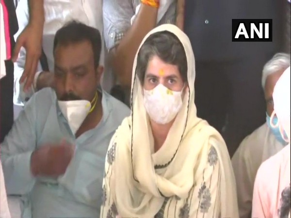Congress leader Priyanka Gandhi Vadra at Valmiki Mandir in Delhi (Photo/ANI)