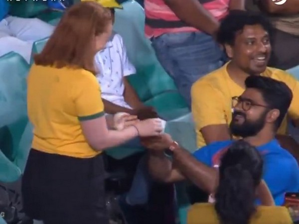 A man propsing his partner in the stands at Sydney Cricket Ground (Photo/ cricket.com.au Twitter) 