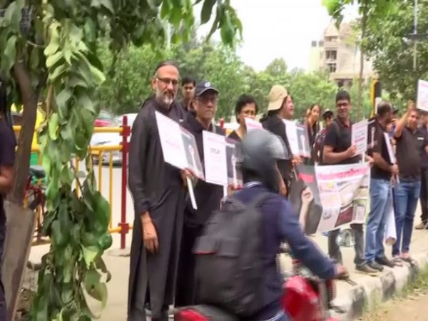 Bengaluru citizens stages protest near Maratha Halla bridge on Friday [Photo/ANI]