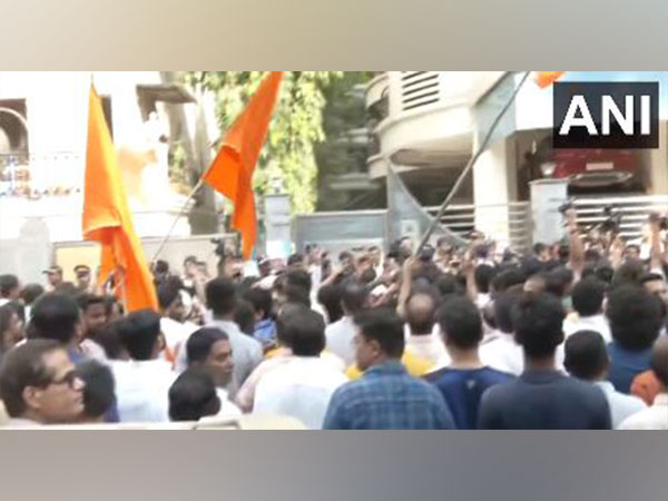 Shiv Sena worker protest outside residence of Navneet Rana and Ravi Rana (Photo/ANI)