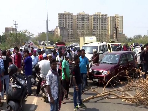 Residents of Raghunathpur village in Bhubaneswar blocked a road protesting against no supply of water and electricity in their area on Saturday. Photo/ANI