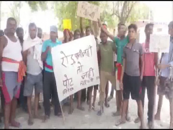 Villagers protesting against the administration in Chiriyawa village. Photo/ANI