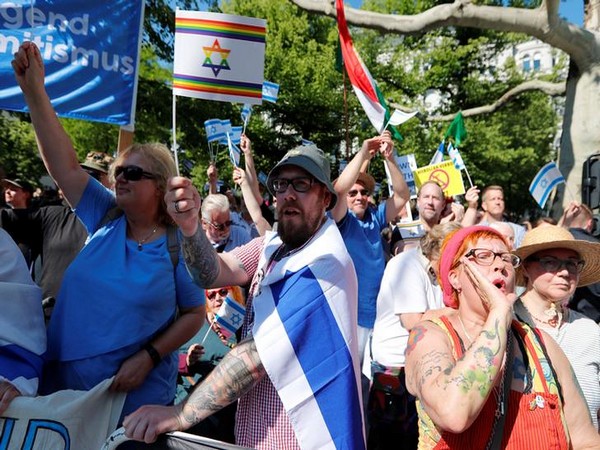 People attend a pro-Israel demonstration during al-Quds Day (Jerusalem Day) celebrtion, in Berlin, Germany on Saturday (local time)