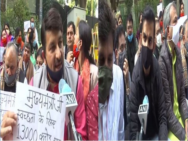 BJP leaders Manoj Tiwari and Gautam Gambhir protest with MCD workers (Photo ANI)