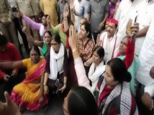 SP leaders protest outside Shahjahnpur jail in Uttar Pradesh on Friday. 