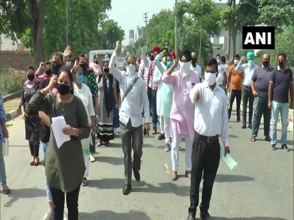 Parents protest against the increase in school fees by a private school in Ludhiana on Saturday [Photo/ANI}