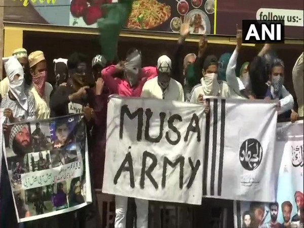 Stone-pelters came out on the streets and waved flags of Pakistan on the occasion of Eid-Ul-Fitr in Srinagar on Wednesday. Photo/ANI