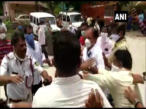 JDS MLC KT Srikante Gowda and locals protest against COVID-19 testing of journalists in Mandya, Karnataka on Saturday. Photo/ANI