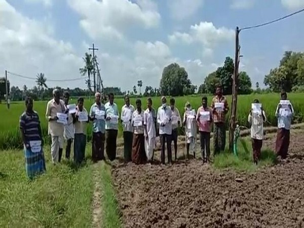 The members of the Andhra Pradesh Farmers Union on Friday held a protest against the Direct Benefit Transfer for free power scheme. (Photo/ANI)