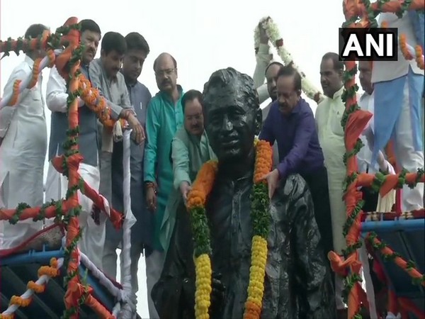 Harsh Vardhan and JP Nadda pay homage to Pt Deen a Dayal on his birth anniversary. (Photo/ANI)