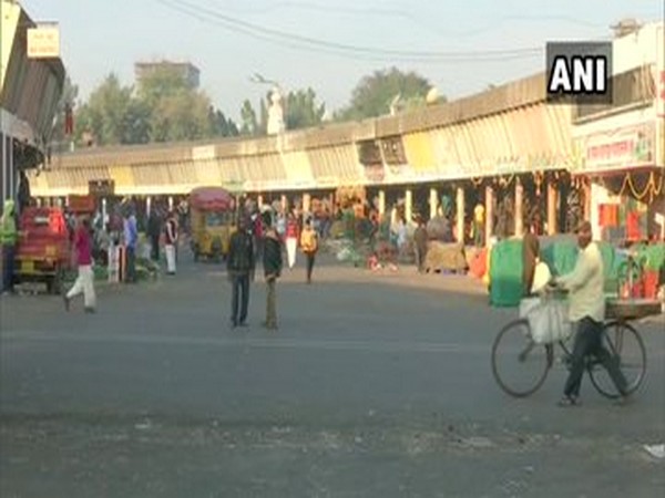 At the APMC market in Pune on Tuesday. (Photo/ANI)