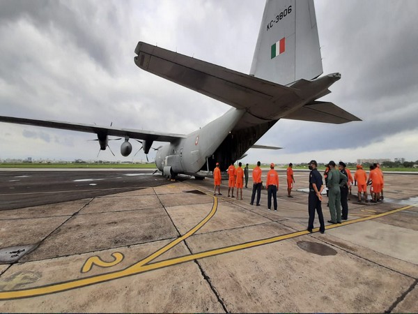 NDRF teams being airlifted from Pune on Sunday morning. [Photo/ANI]