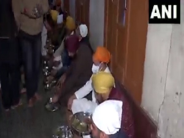 Congress leader Rahul Gandhi eat 'langar' at Golden Temple in Amritsar. (Photo/ANI)