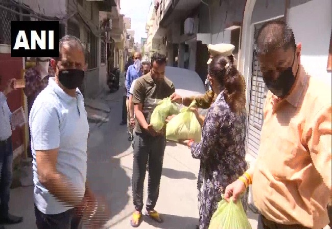 Congress Councillor Monika Sharma distributing food in Amritsar on Sunday. Photo/ANI. 