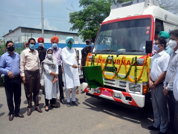 The flagging-off ceremony of the ambulance.