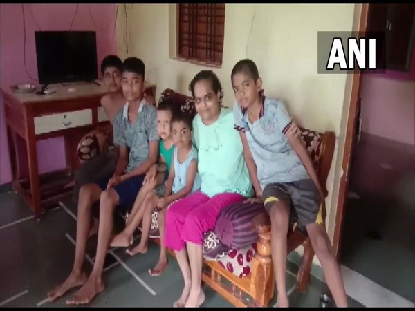 Pushpaben with her family. (Photo/ANI)