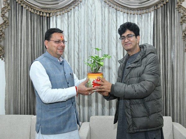 Prasoon Joshi meets Pushkar Singh Dhami (Image source: Twitter)