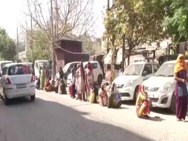 A visual of the queue outside a bank in Delhi on Thursday. 