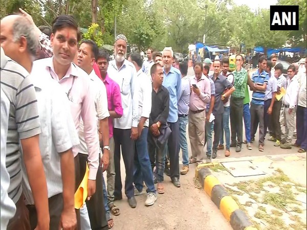 Visual from outside Krishi Bhawan where people are standing in queues to purchase onions at NCCF stall. Photo/ANI