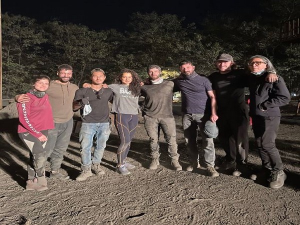 Kangana Ranaut with 'Dhaakad' team (Image Source: Twitter)