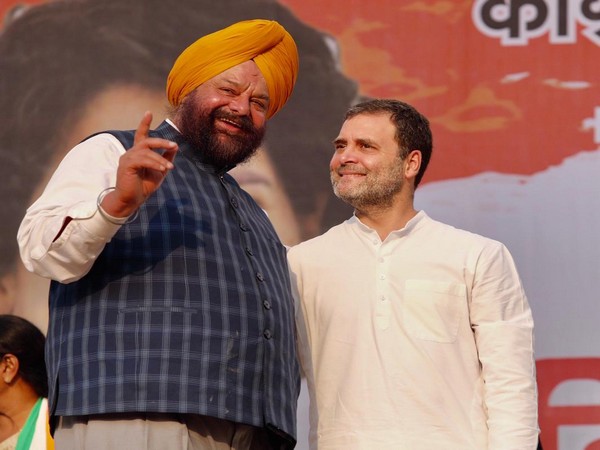 Tarvinder Singh Marwah (left) with Congress leader Rahul Gandhi [File Image]