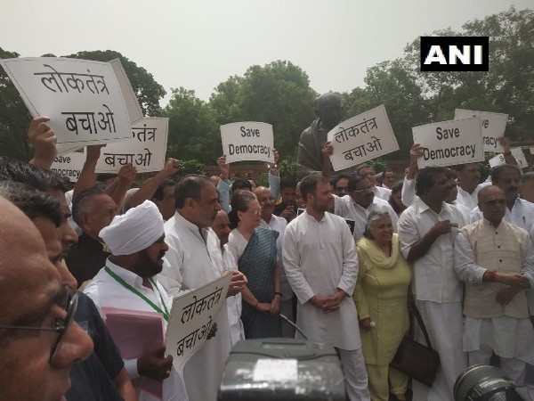  Congress leaders Sonia Gandhi, Rahul Gandhi and Anand Sharma protest in front of Gandhi statue in Parliament on July 11.Photo/ANI