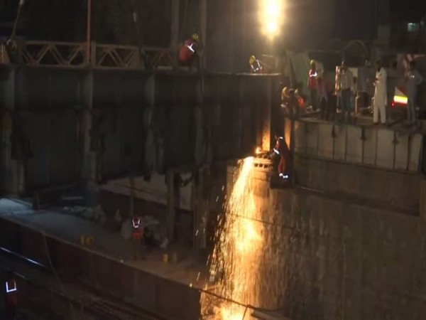 Dismantling of girders on Frere bridge being undertaken in Mumbai. Photo/ANI
